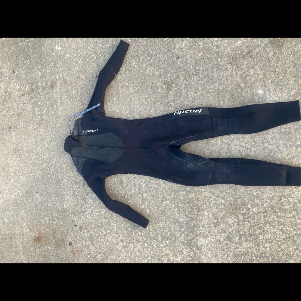 Rip curl 3/2 Wetsuit. Size small but in my opinion is a little bigger (worn in).